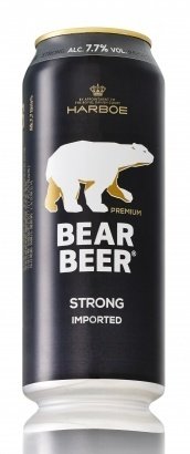 En ölburk med texten "BEAR BEER" och en bild av en isbjörn, beteckningen "STRONG IMPORTED" och alkoholhalten på 7.7% vol.