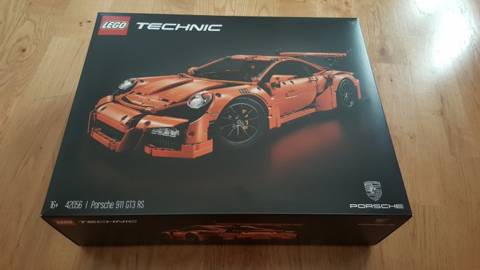 LEGO Technic set, Porsche 911 GT3 RS modell, förpackning, trägolv, 16+ åldersrekommendation.