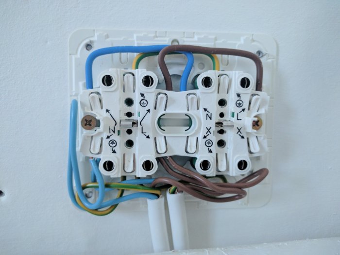 Elektrisk dosa med korrekt anslutna kablar och anslutningsterminaler efter renovering.