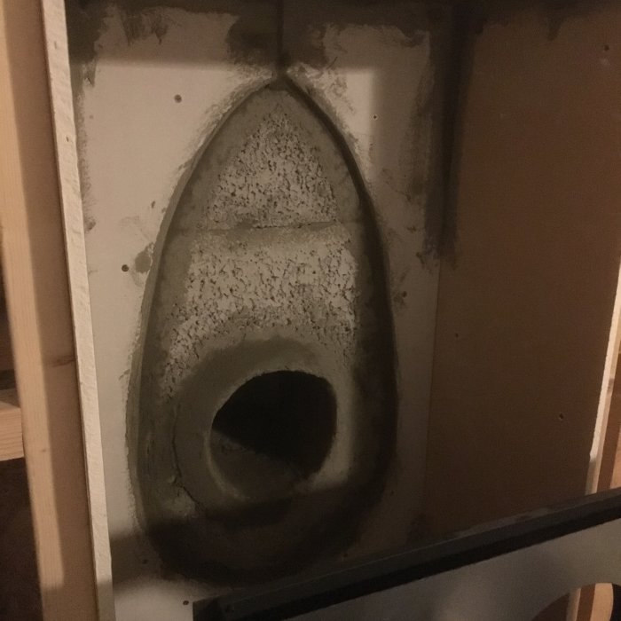 Nygjuten betong i vad som ser ut att vara en skorsten eller ventilationskanal under konstruktion i ett byggprojekt.