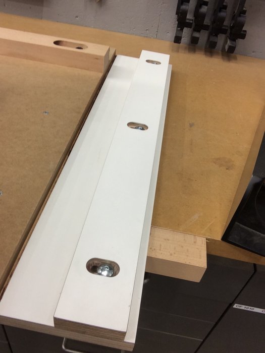 Verktygslåda gjord av björkplywood med laminat, ställbara anhåll och spår för spån.