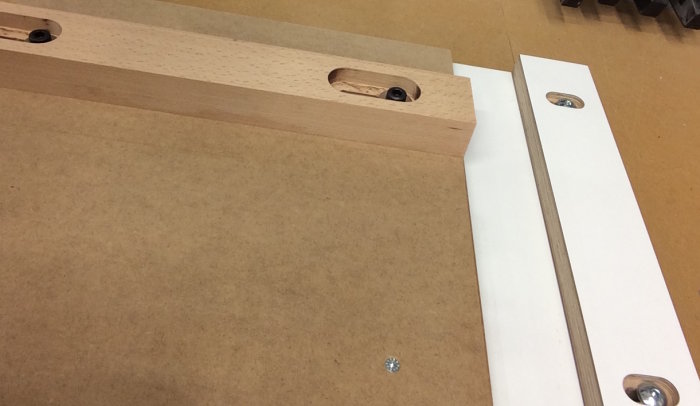 Stödlåda i björkplywood med laminat, spår för spån och ställbart anhåll i bok.