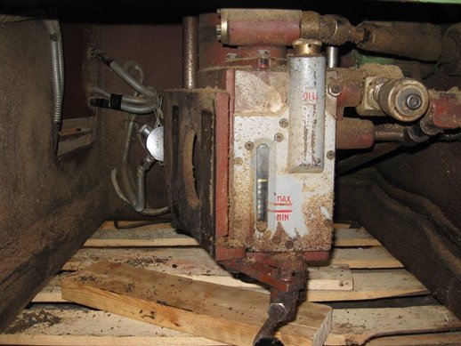 Slitet motorblock med skador och gammal kabel, behöver underhåll och reparation.