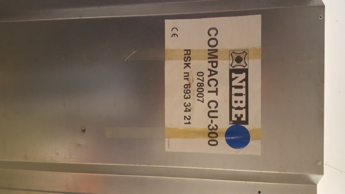 Etikett på en NIBE Compact CU300 värmepanna som visar produktnamn och modellnummer.