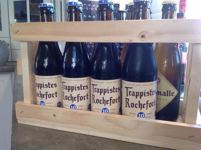 Träback med åtta flaskor Trappistes Rochefort-öl, två flaskor fattas enligt plan.