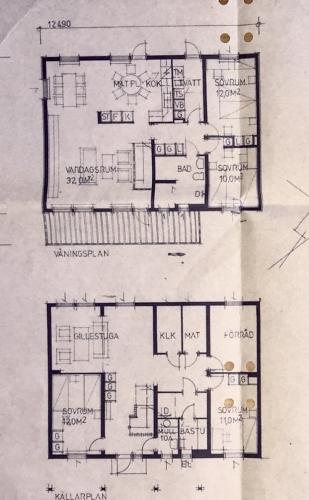 Fotografi av två våningsplanritningar på ett hus, med övervåning som visar kök och sovrum samt källarplan med bastu och gillestuga.