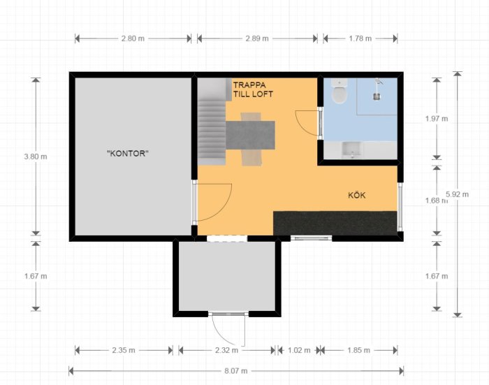 Planritning av ett hus med kök, stort badrum och kontorsrum med trappa till loft.