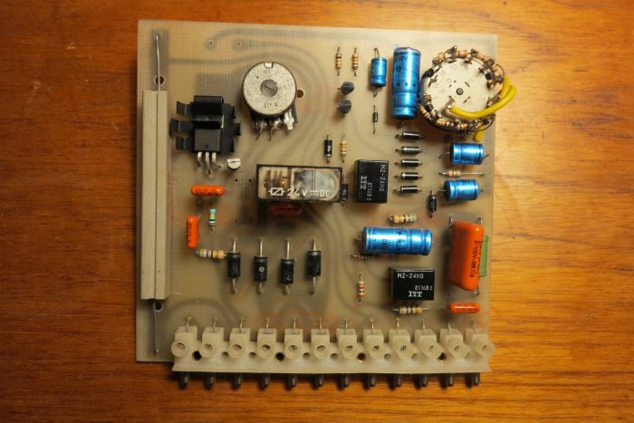 Kretskort med komponenter inklusive triac, kondensatorer och motstånd, för MIG-svetsreparation.