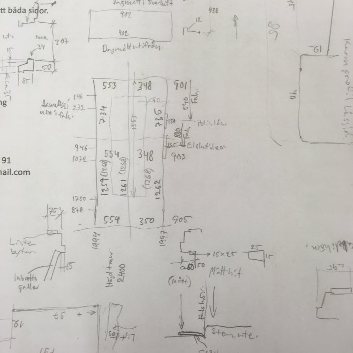 Hantverkares handritade skiss med mått och anteckningar för byggprojekt.