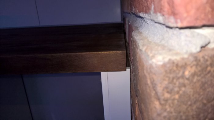 Glipa mellan massiv valnötsbänkskiva och ojämn tegelvägg, gap varierar mellan 3-10mm.