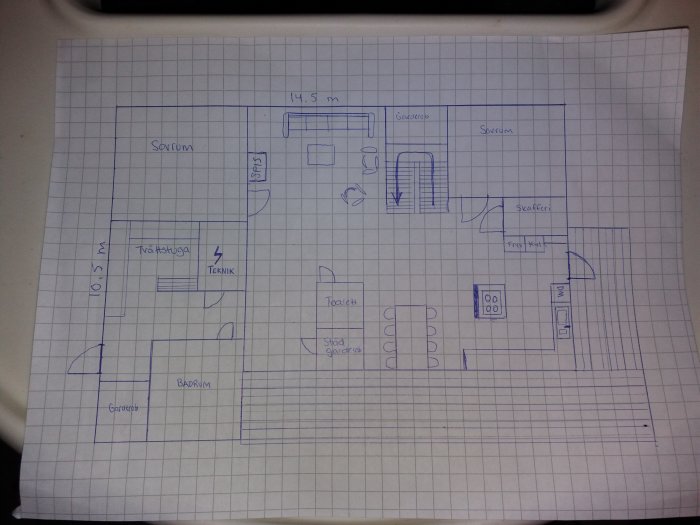 Handritad planlösning på rutigt papper för hus på ca 132 m2 med sovrum, badrum och kök.