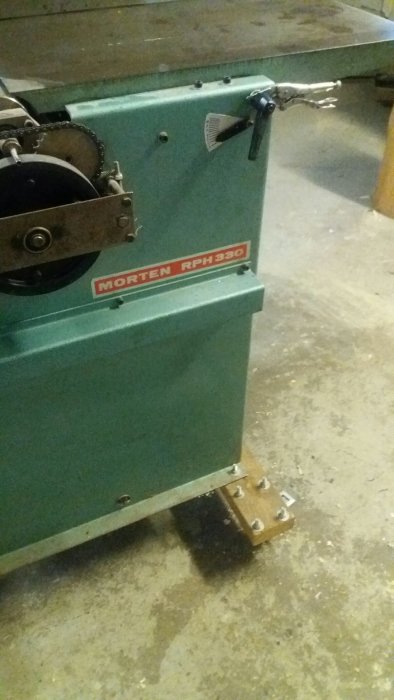 Industriell träbearbetningsmaskin märkt "MORTEN RPH 330" i en verkstad.