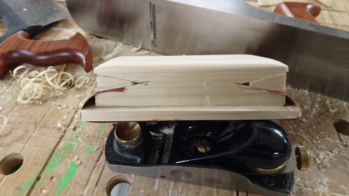 Hemmagjord slipkloss av furu med kilar för att fästa sandpapper ovanpå hyvel på snickarbänk.