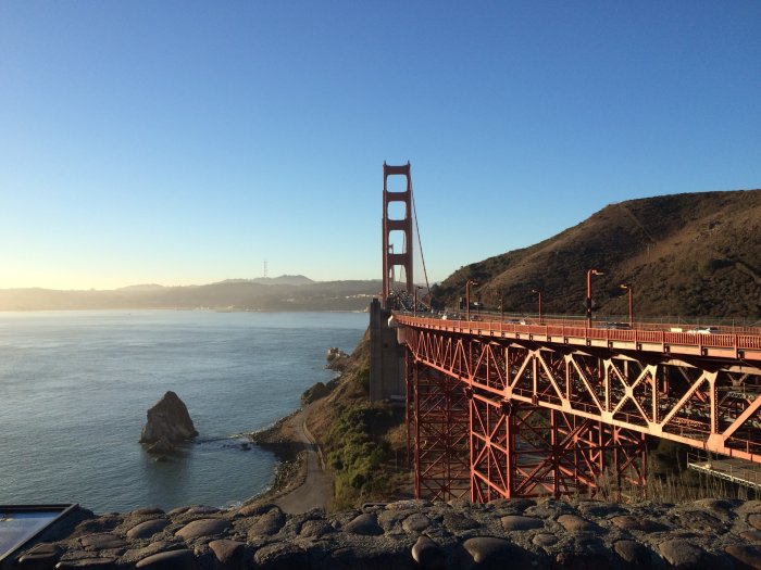 Soluppgång över Golden Gate-bron med klarblå himmel och lugnt vatten tagen under en morgonlöprunda.