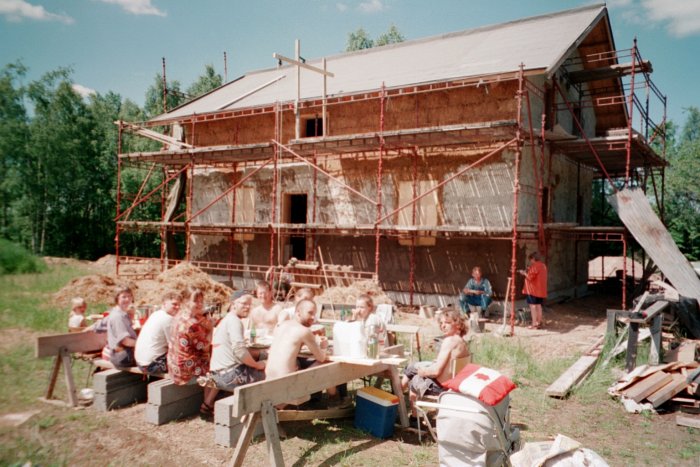 Arbetslag tar rast framför hus under renovering med ställningar, Växjö 1999.