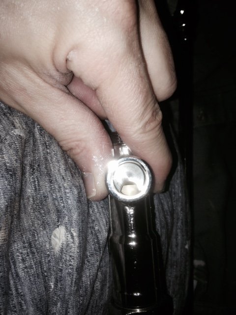 Närbild på en hand som håller en radiator koppling av märket MMA, med synlig O-ring i förgrunden.