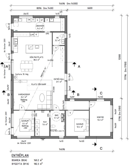 Arkitektonisk planritning av en våning med angivelser av rum och mått.