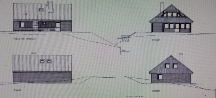 Arkitektoniska ritningar som visar ett hus från fyra vinklar med streckade linjer indikerande tidigare marknivåer.