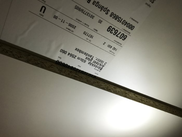 Etikett under bänkskåp som bekräftar köket är från Marbodal, planerat för omlackering.