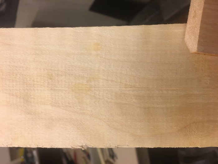 Nyligen hyvlat trävirke från återvunnen lastpall med synliga ådringar och bearbetningsmärken.