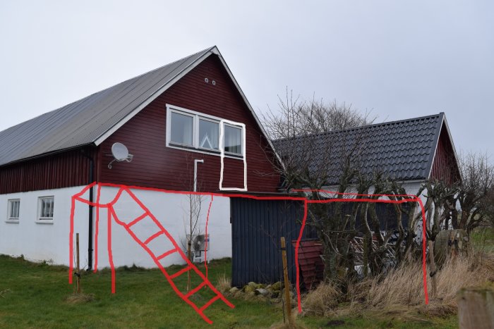 Punaista taloa vasten suunniteltu terassi ja tikkaat, luonnosteltu punaisella viivalla. Näkyy myös vanha metallivaatekaappi ja nurmikkoa.