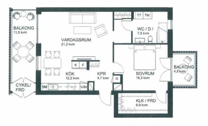 Ritning av lägenhet med öppen planlösning som visar vardagsrum, kök, sovrum och balkong.