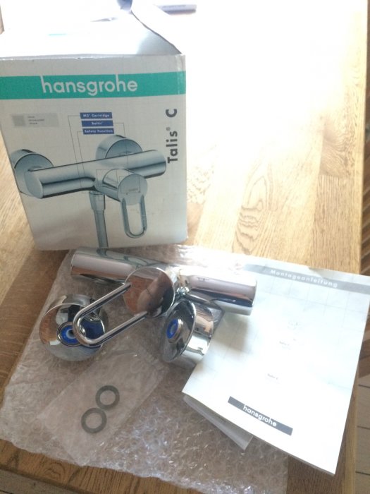 Ny Hansgrohe Talis C duschblandare med instruktion och förpackning på trägolv.