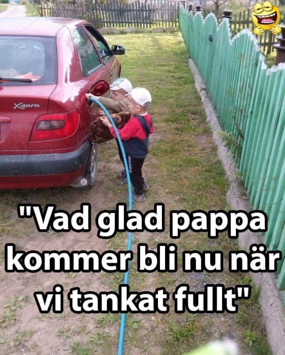 Två barn leker med en vattenslang vid en bil, skämtsamt text om att "tanka fullt".