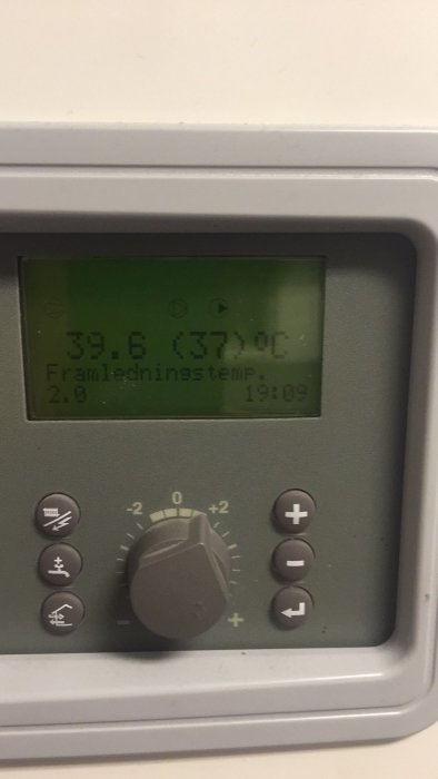 Termostat visar framledningstemperatur 39.6 grader Celsius och klockan 19:09.