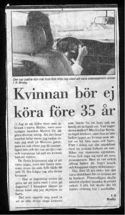 Tidningsartikel med rubriken "Kvinnan bör ej köra före 35 år" och foto av kvinna bakom ratten i en bil.