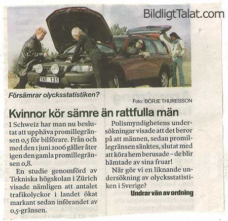 Två kvinnor tittar på en öppen motorhuv till en bil vid vägkanten, artikeltext synlig.