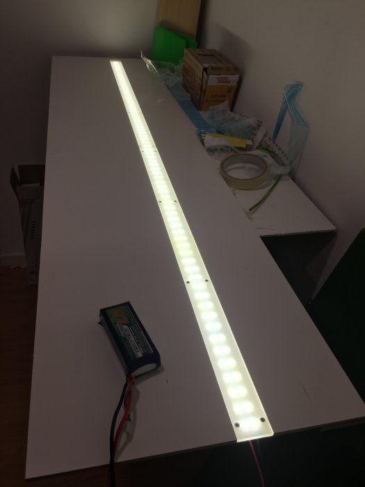 LED-remsa i spår på bord med opalvit plexiglasöverdel och dold LED-driver kopplad till strömbrytare.