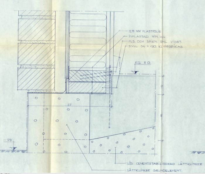 Byggritning av husets syll- och plattkonstruktion från 1976, med markerade mått och materialinformation.