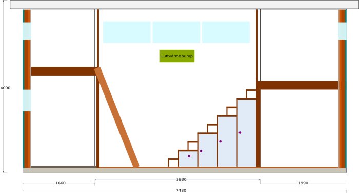 Skiss av attefallshus med måttangivelser, pulpettak, trappa och planerad placering av luftvärmepump.