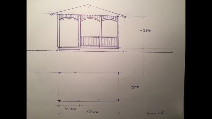 Ritning av föreslagen veranda med måttangivelser och detaljerad fasadskiss.