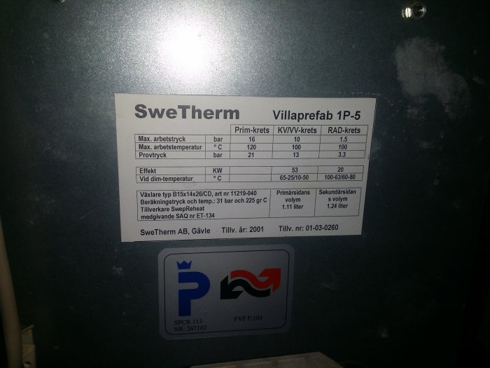 Etikett på en SweTherm Villaprefab 1P-5 värmepump med teknisk information och specifikationer.