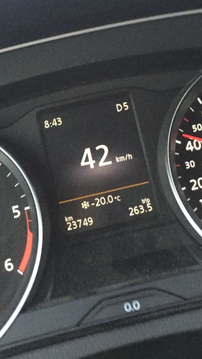 Bilens instrumentpanel som visar hastigheten 42 km/h och yttertemperatur på -20 grader Celsius.