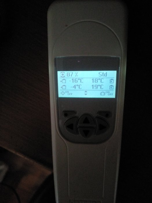 Termostatvisning som visar att inomhustemperaturen är 18°C trots att utomhustemperaturen är -16°C.