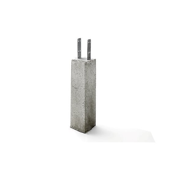 Betongplint med metallbeslag för montering av stolpar.
