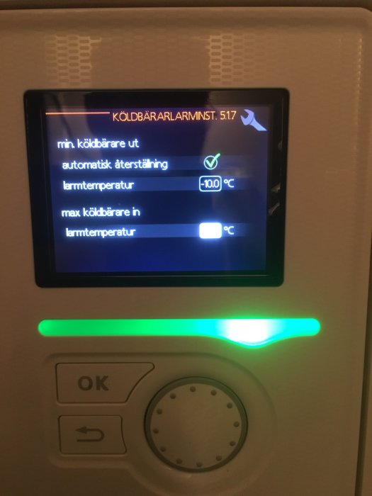Värmesystemets styrpanel med inställningar för köldbärarlarm, larmtemperatur justerad till -10 °C.