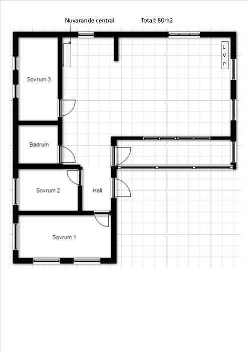 Svartvit ritning av planlösning med markerade elinstallationer för vardagsrum, tre sovrum, hall och badrum.