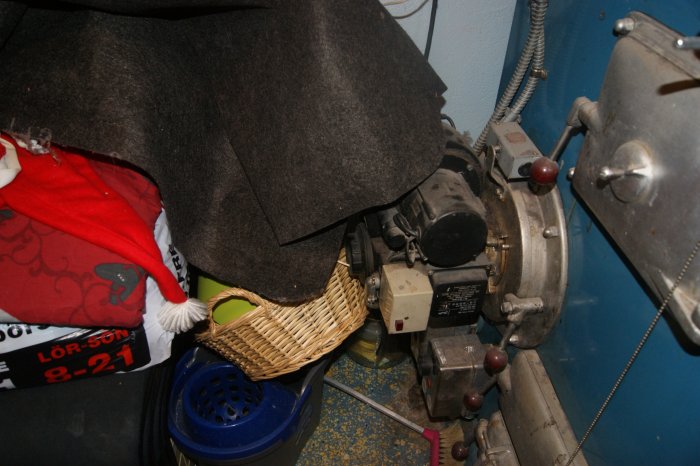 Rörpanel med anslutna apparater och liggande brännbar matta och korg i närheten.