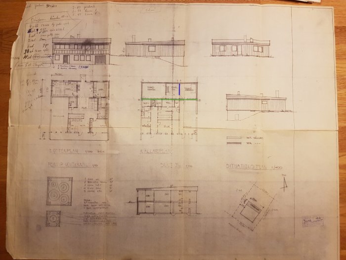 Arkitektritningar över ett suterränghus med markerade väggar i blått och grönt för planerad renovering.
