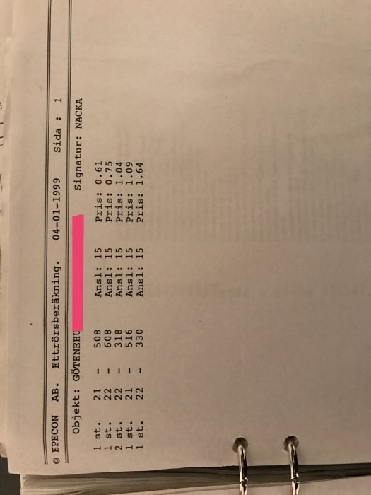 Bilden visar ett dokument i en pärm med text och siffror som kan antas vara en beräkning eller specifikation för ett byggprojekt.