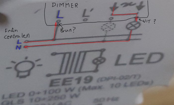 En suddig bild på ett elschema för en LED-dimmer med handskrivna anteckningar om kopplingar.