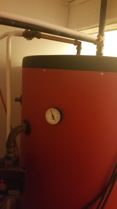 En Wamsler värmeackumulatortank med tryckmätare och röranslutningar.