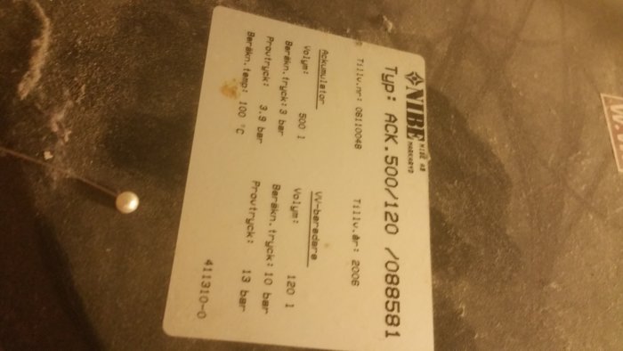 Etikett för Wamsler-produkt med tekniska specifikationer på suddig bakgrund.