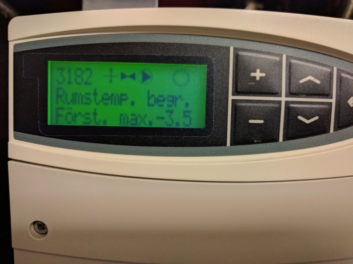 Termostat med display visar rumstemperaturinställning och framledningstemperatur maxvärde.