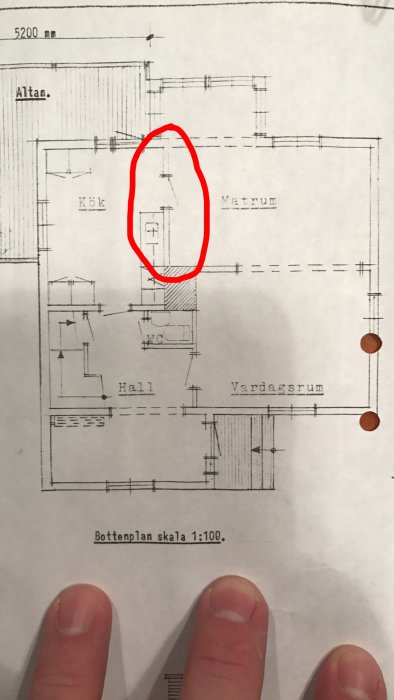 Ritning av bottenvåning med en markerad vägg som ska rivas i ett köksrenoveringsprojekt.