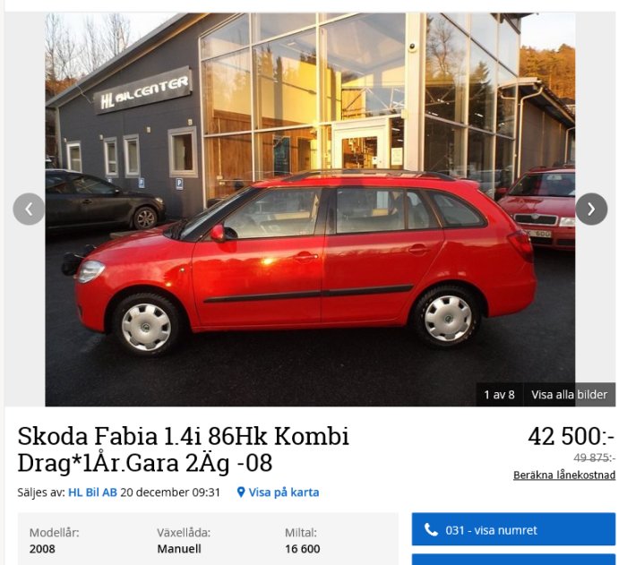 Röd Skoda Fabia kombi parkerad utanför en byggnad med texten "HÄL CENTER".